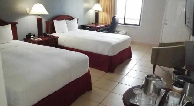 Четырёхместный номер Standard с видом на бассейн Fort George Hotel and Spa