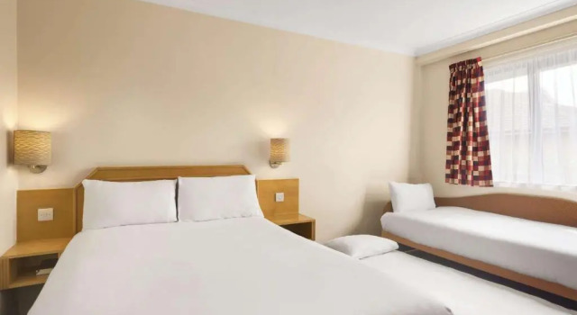 Трёхместный номер Days Inn Hamilton