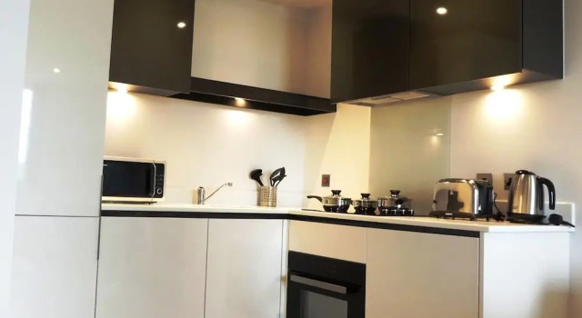 Апартаменты Deluxe Churchill Place Basingstoke