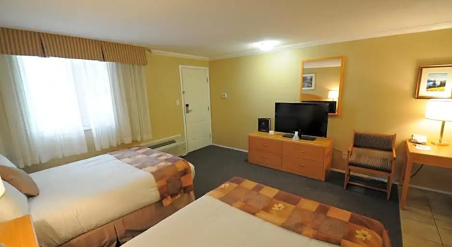 Четырёхместный номер Standard с видом на внутренний двор Best Western Inn at Penticton