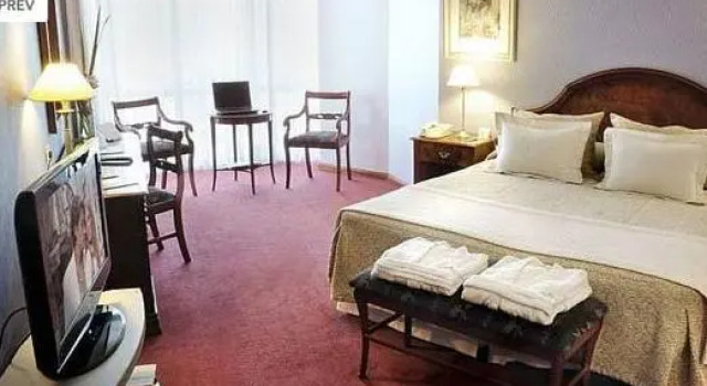 Кровать в общем номере Plaza Real Suites Hotel