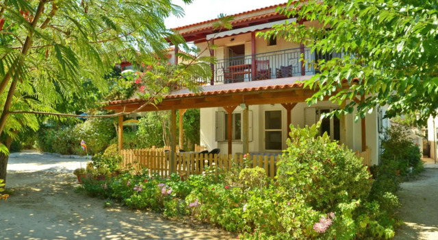 Двухместный полулюкс c 1 комнатой с видом на сад Lemonia Accommodations