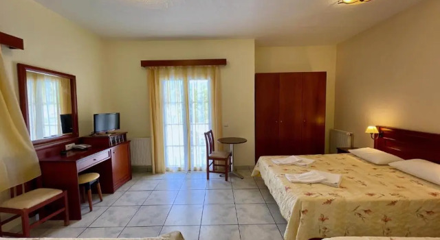 Четырёхместный номер Standard Venardos Hotel