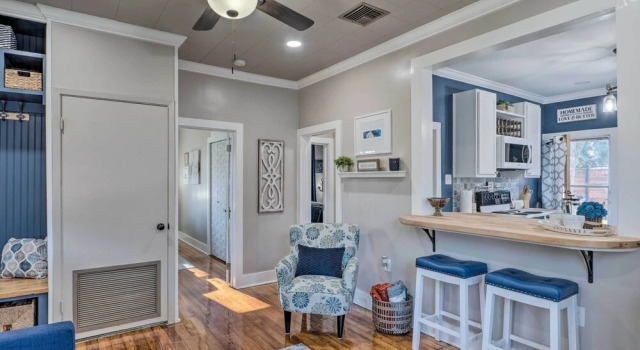 Central Cottage w/ Grill, 1 Mi to Cajun Field, Забронировать Дом для отпуска Лафайетт Acadiana, рядом с Youth Park