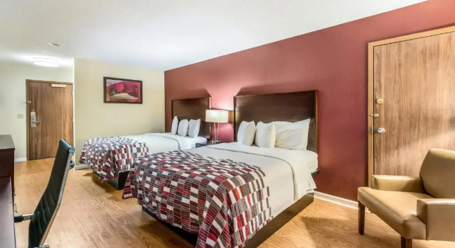 Четырёхместный номер Deluxe Red Roof Inn & Suites Wapakoneta