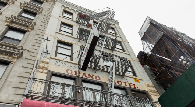 Кровать в общем номере (мужской номер) Bowery Grand Hotel - Hostel