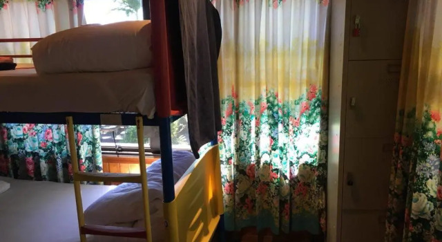 Кровать в общем номере Bluewater Lodge