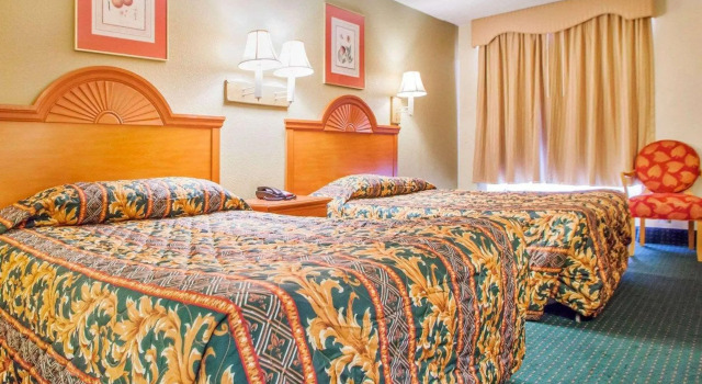 Четырёхместный номер Standard Rodeway Inn Mount Laurel Hwy 73