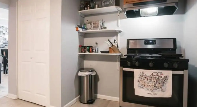 Апартаменты Midway Airport 2 Bedroom With Full Kitchen