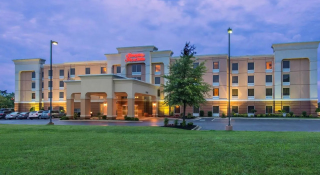 Łóżko w pokoju wieloosobowym Hampton Inn & Suites Jackson