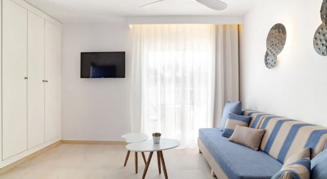 Апартаменты с видом на бассейн Serenity Apartments