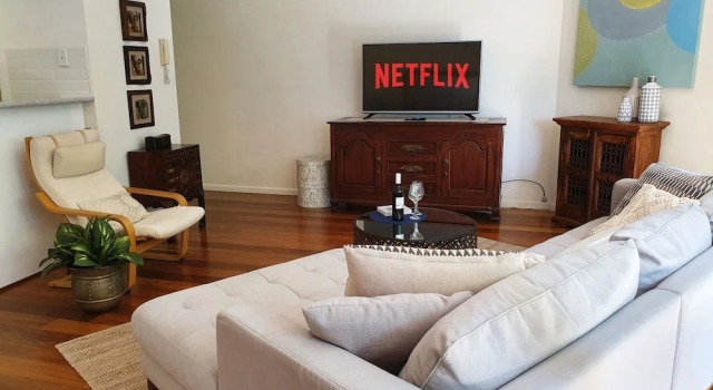 2BR Beautiful River Retreat Pool Wine Gym Netflix, Boek Vakantiehuis  