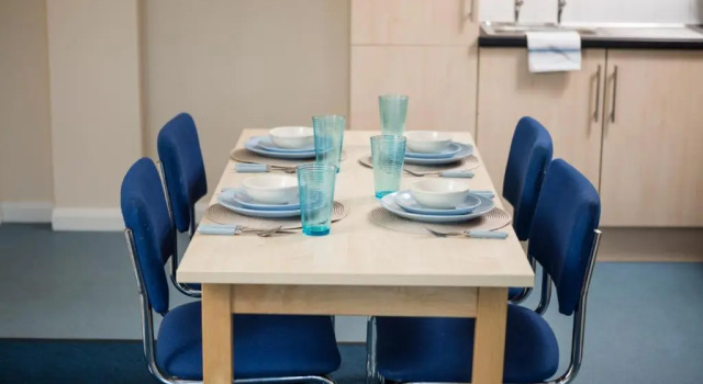 Кровать в общем номере с 6 комнатами Newport Student Village