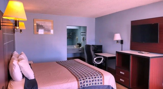 Двухместный номер Standard с балконом Rodeway Inn Richland - Jackson South