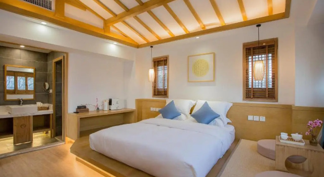 Двухместный номер Deluxe с балконом Jianshe Inn