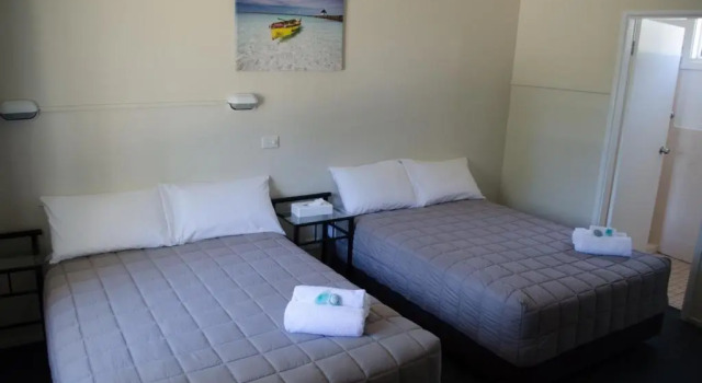 Четырёхместный номер Standard Fairway Lodge Motel