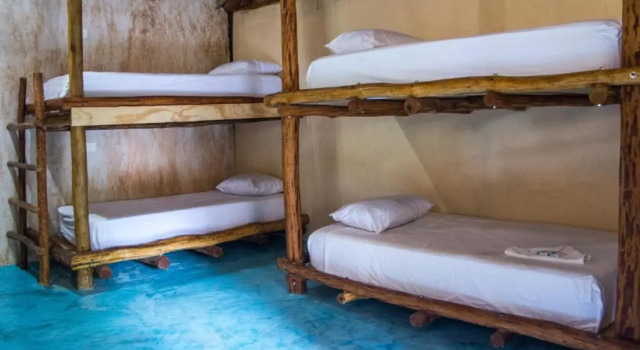Кровать в общем номере Indajani Hostel Tulum with Pool