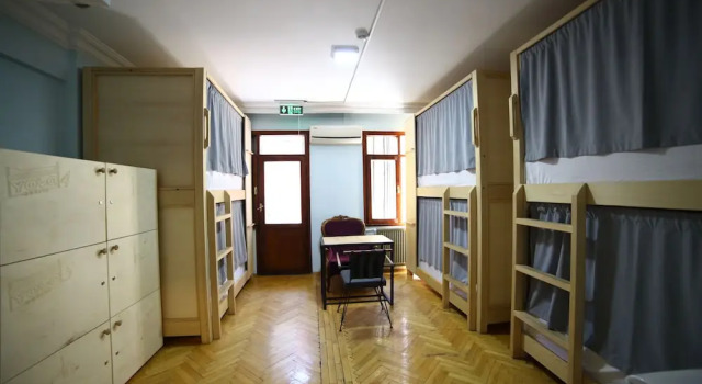 Кровать в общем номере с балконом и с видом на сад YOLO Hostel