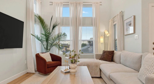 J Street by Avantstay Sun-filled Two-story Home Near Balboa Park + Gaslamp Quarter, Забронировать Дом для отпуска Виллы Сан-Диего, рядом с St. Paul United Methodist Church, Вилла