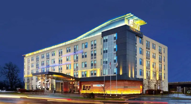 Четырёхместный номер Standard Aloft by Marriott Montreal Airport