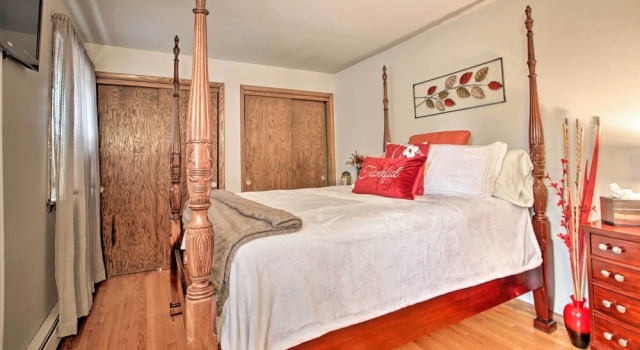 Home w/ Yard & Patio ~ 30 Mi to Downtown Chicago, Забронировать Отель Отели Иллинойс 3 звезды, 3*