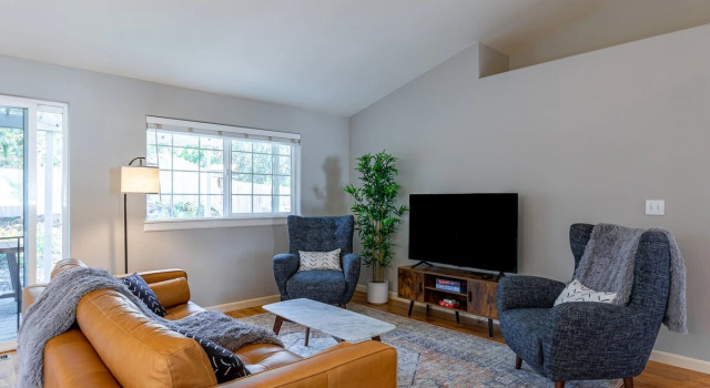Backyard Oasis 8min to Town Fast Wi-fi, Book Feriehus Bend Bachelor, nær St. Charles Bend
