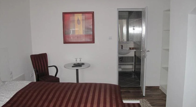 Riviéra Rooms Vendégszobák, Book Hotel Hoteller i Western Transdanubia med parkering, Parkering