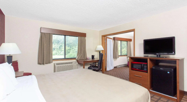 Двухместный люкс с 2 комнатами AmericInn by Wyndham Burlington