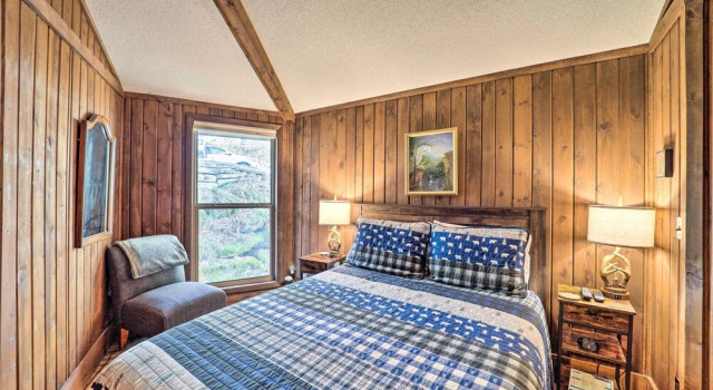 Коттедж 1/2 Mi to Skiing! Beech Mountain Cabin w/ Deck