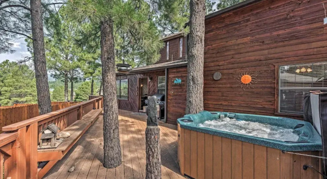 Коттедж с 3 комнатами с балконом Cozy Ruidoso Cabin w/ Private Hot Tub & Large Deck