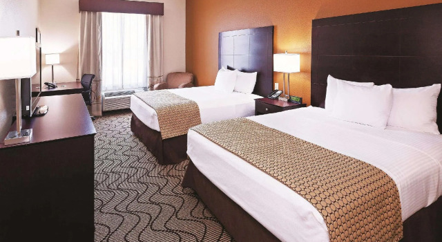Четырёхместный номер Standard La Quinta by Wyndham Marshall