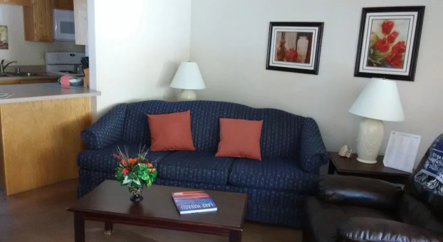 Hidden Palms Resort Condos, Забронировать Курортный отель Лейк-Хавасу-Сити штат Аризона, рядом с Grace Arts Live