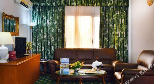Splendid Hotel, Забронировать Отель Отели и гостиницы Уагадугу, рядом с National Museum of Music, Отель