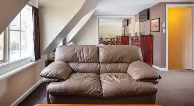 Upstairs Studio Apartment with street access, Book Apartment Melbourne 