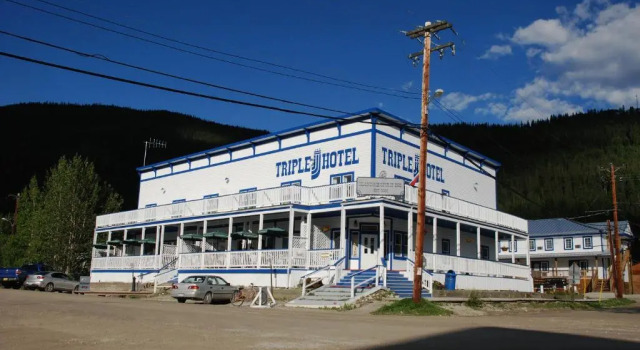 Triple J Hotel & Cabins, Boek Hotel Dawson City Yukon