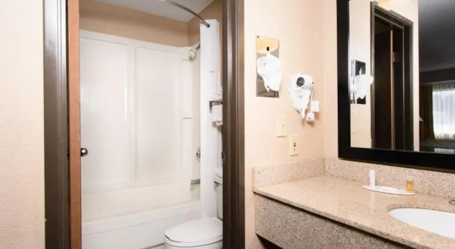 Двухместный номер Days Inn by Wyndham Pittsburgh-Harmarville
