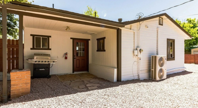 Prince Pine 3 Bedroom Cabin by Redawning, Book Hotel Hoteller i Pine med parkering, Parkering