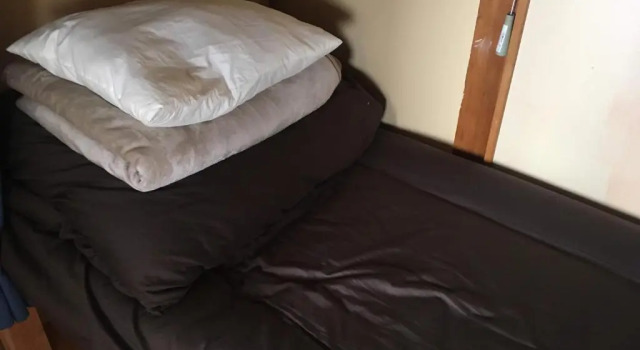 Кровать в общем номере Guest House Minato