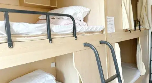 Кровать в общем номере (мужской номер) Xiaodou Space Capsule Youth Hostel (Kunming Dianchi Haitang Dam Branch)