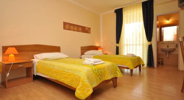 Трёхместный номер Standard с балконом Villa Cezar