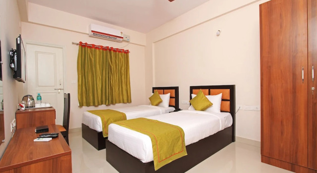 Семейный люкс с 2 комнатами с балконом и с видом на окрестности Arra Grande Suites Bangalore airport hotel