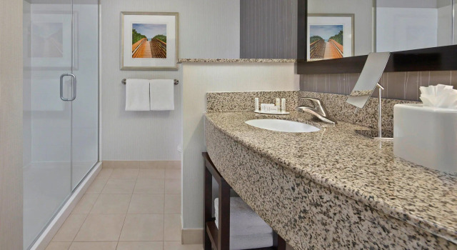 Четырёхместный номер Standard Courtyard by Marriott Stuart