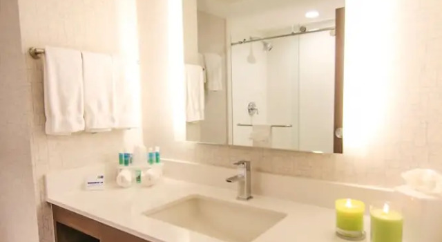 Двухместный люкс с видом на бассейн Holiday Inn Express & Suites Miami Airport East by IHG