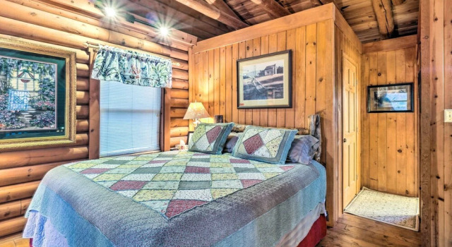 Коттедж Gatlinburg Log Cabin w/ Hot Tub & Mountain Views