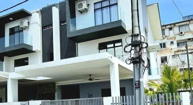 Cozy Home/Pool Cinema/Karaoke Jonker 1.2 km 20+8pax