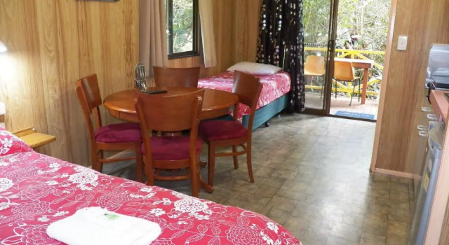 Семейный коттедж Lake Eacham Tourist Park & Self Contained Cabins