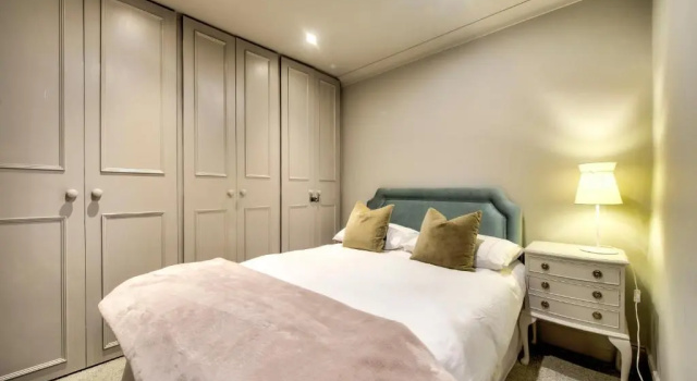 Апартаменты Hamilton Place - Beautiful and central city apartment with private entrance sleeps 4