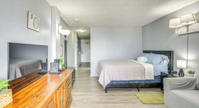 Daytona Beach Condo w/ Balcony: 5 Mi to Speedway!, Забронировать Апартаменты/квартира Апартаменты Дейтона-Бич, рядом с Парк на пляже Breakers, Апартаменты/квартира