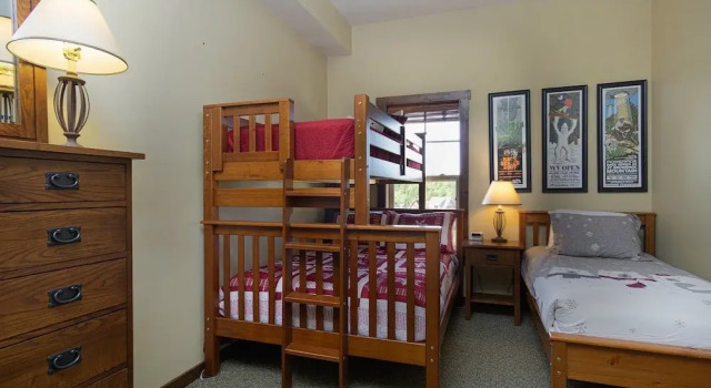 Soaring Eagle #406: 2 Bedrooms, 2 Full Baths: Slope Side, Hot Tubs. Underground Parking, Buchen Sie Ferienwohnung Snowshoe 