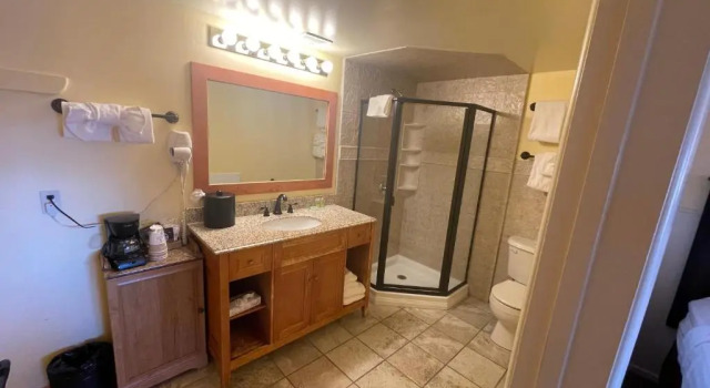 Семейный номер Standard с видом на озеро Yosemite Gateway Motel